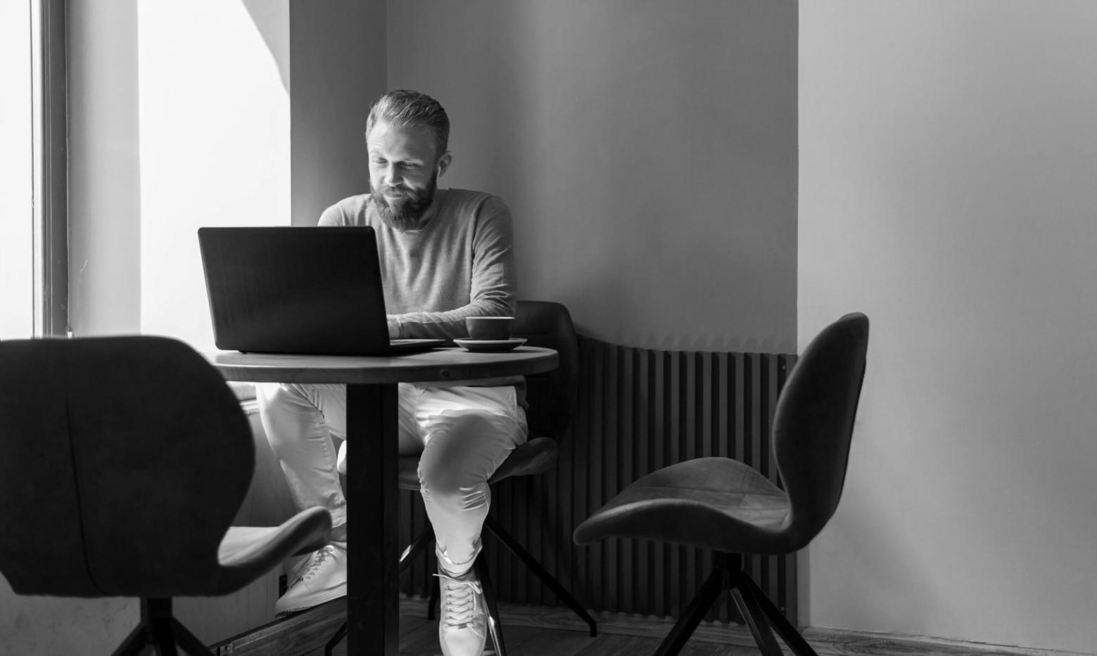 Team bei der Budgetanalyse mit Charts und Dokumenten