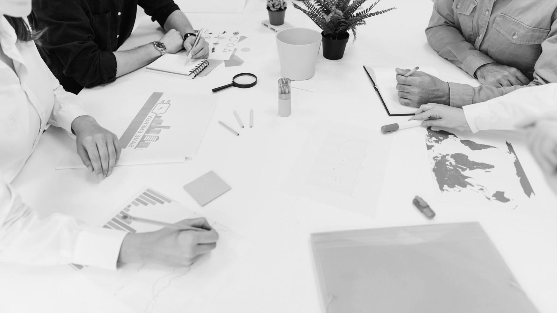 Gruppenarbeitsraum mit interaktiven Budgetanalyse-Projekten