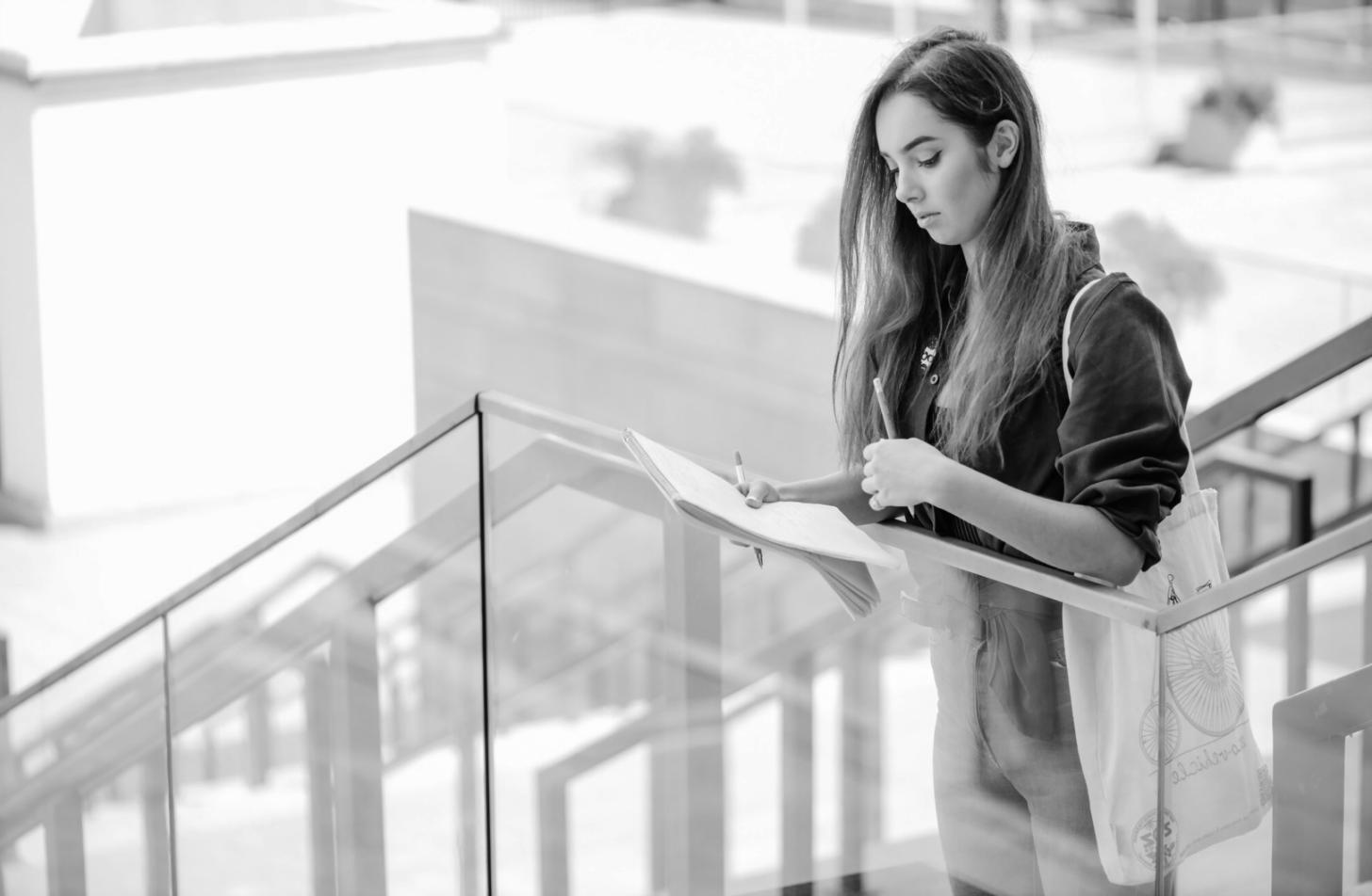 Teilnehmer arbeitet an Budget-Analyse mit modernen digitalen Tools